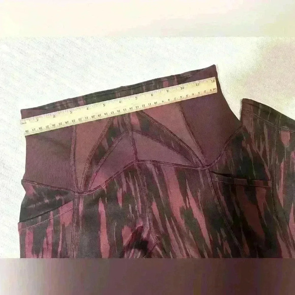 Lululemon Exquisite Crop in Bordeaux Animal Print Drama Size 6 - Picture 7 of 12